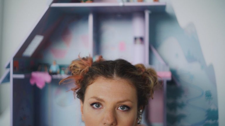 Lenny – Plastic Flowers